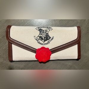 Warner Bros. Hogwarts Crest Wallet - Cream and Brown